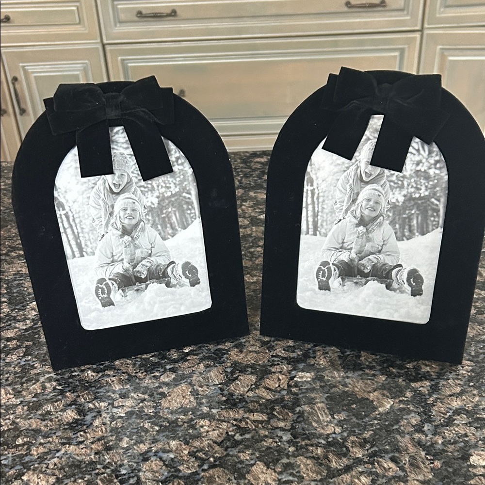 STUDIO DECOR BLACK VELVET ARCH W BOW FRAME  5x7 LOT OF 2 NWT